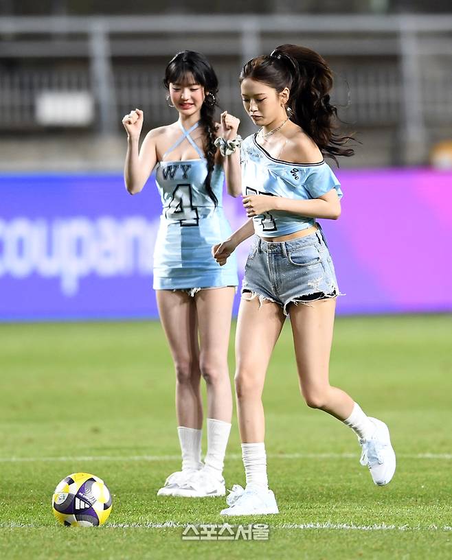 아이브 안유진(오른쪽)이 30일 수원월드컵경기장에서 열린 2025 쿠팡플레이시리즈 팀K리그와 뉴캐슬 유나이티드FC의 친선경기에 앞서 장원영의 응원 속에 시축을 하고 있다.  수원 | 박진업 기자 upandup@sportsseoul.com