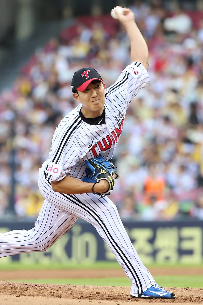 LG 손주영이 30일 서울 잠실구장에서 열린 2025 KBO리그 정규시즌 KT전에 선발 등판해 역투하고 있다. 사진 | LG 트윈스