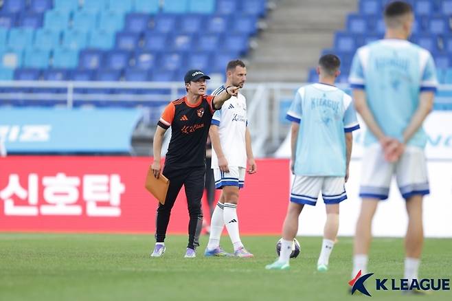 이정효 감독이 오픈 트레이닝에서 선수들에게 지시하고 있다. 사진 | 한국프로축구연맹