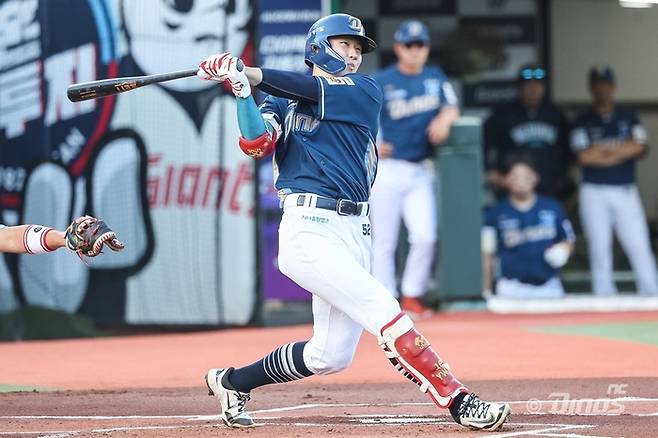 NC 최원준이 29일 사직구장에서 열린 2025 KBO리그 롯데전에서 타격하고 있다. 사진 | NC 다이노스