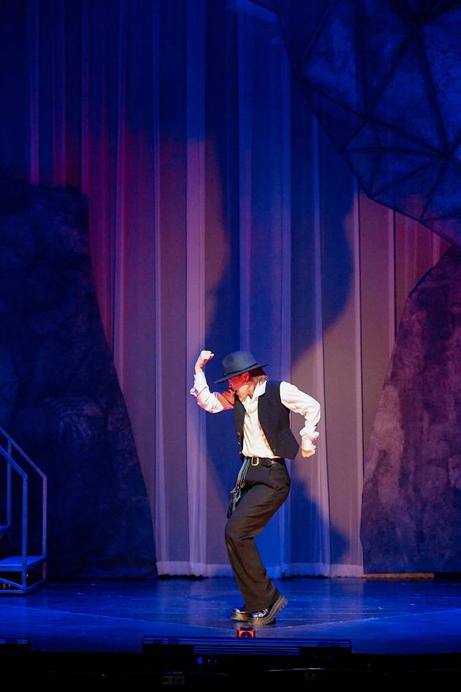 뮤지컬 ‘프리다’의 ‘레플레하’ 역 아이키가 자신만의 색깔을 장착해 관객들의 시선을 훔치고 있다. 사진 | EMK뮤지컬컴퍼니