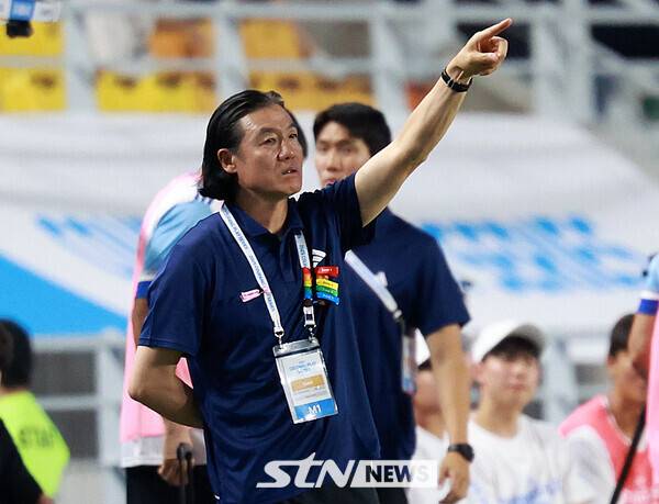 30일 오후 경기 수원시 팔달구 수원월드컵경기장에서 열린 2025 쿠팡플레이 시리즈 뉴캐슬 유나이티드와 팀 K리그의 경기, 김판곤 팀 K리그 감독이 작전 지시를 하고 있다. /사진=뉴시스