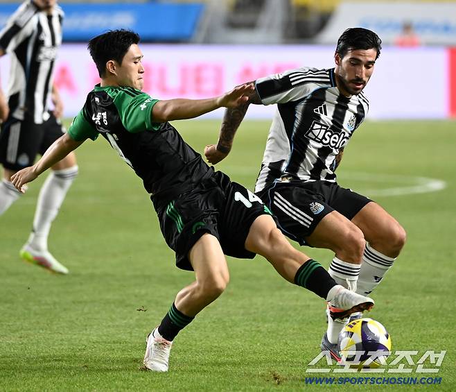 30일 수원월드컵경기장에서 열린 팀K리그와 뉴캐슬의 경기, 이동경이 공을 다투고 있다. 수원=허상욱 기자wook@sportschosun.com/2025.07.30/