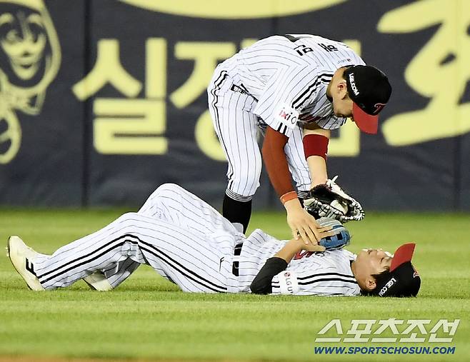 30일 서울 잠실구장에서 열린 KT-LG전. 6회초 2가 1루 황재균의 타구를 좌익수 박관우가 호수비로 잡자 박해민이 기특해하고 있다. 잠실=정재근 기자 cjg@sportschosun.com/2025.7.30/
