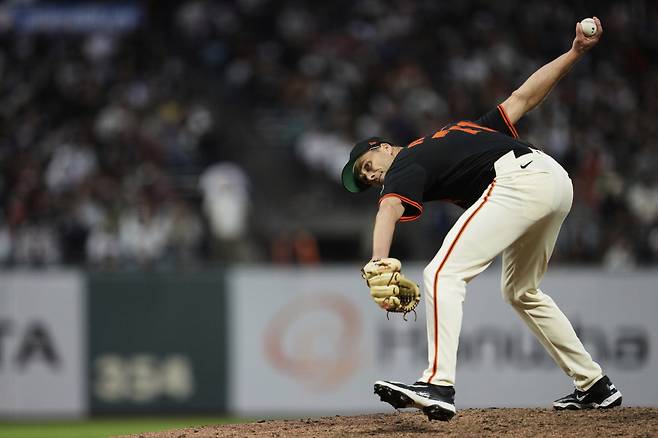 타일러 로저스는 메이저리그에서 보기 드문 언더핸드스로 유형으로 통산 142홀드를 올린 특급 셋업맨이다. AP연합뉴스