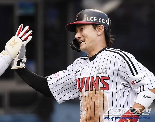 30일 서울 잠실구장에서 열린 KT-LG전. 3회말 무사 신민재가 3루타를 친 후 문성주의 내야 땅볼 때 득점한 후 기뻐하고 있다. 잠실=정재근 기자 cjg@sportschosun.com/2025.7.30/