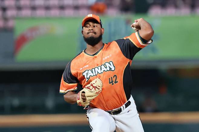 대만리그에서 뛰는 C.C 메르세데스. 사진=유니 라이온즈