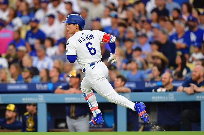 Jul 18, 2025; Los Angeles, California, USA; Los Angeles Dodgers second base Hyeseong Kim (6) runs after flying out in the third inning against the Milwaukee Brewers at Dodger Stadium. Mandatory Credit: Gary A. Vasquez-Imagn Images

<저작권자(c) 연합뉴스, 무단 전재-재배포, AI 학습 및 활용 금지>