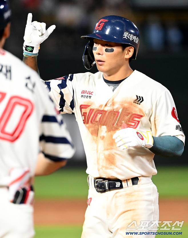 8일 부산사직야구장에서 열린 두산과 롯데의 경기, 6회말 롯데 장두성이 안타를 치고 기뻐하고 있다. 부산=허상욱 기자wook@sportschosun.com/2025.07.08/