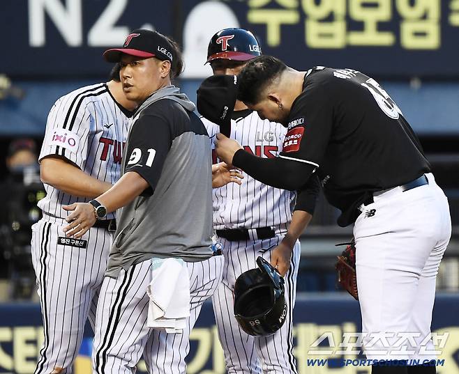 31일 서울 잠실구장에서 열린 KT-LG전. 3회말 1사 1, 3루 손용준이 헤드샷에 맞았다. 퇴장 조치를 받은 헤이수스가 사과하고 있다. 잠실=정재근 기자 cjg@sportschosun.com/2025.7.31/