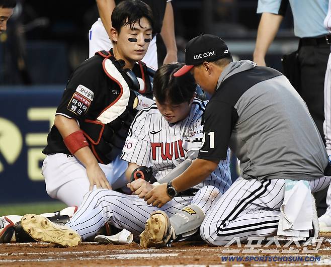31일 서울 잠실구장에서 열린 KT-LG전. 3회말 1사 1, 3루 손용준이 헤드샷에 맞아 쓰러져 있다. 잠실=정재근 기자 cjg@sportschosun.com/2025.7.31/