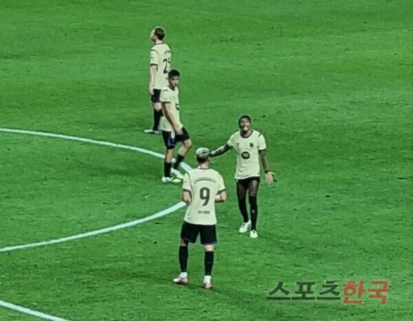 동점골 실점 이후 언쟁을 벌이는 하피냐와 레반도프스키. ⓒ스포츠한국 김성수 기자