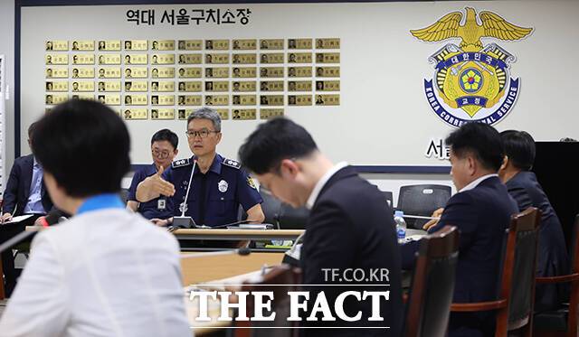 질의에 답변하는 김현우 서울구치소장.