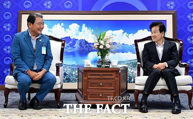 정동영 통일부 장관(오른쪽)이 31일 오후 서울 종로구 정부서울청사에서 열린 개성공단기업협회 회장단과의 면담에 참석해 조경주 회장과 대화를 나누고 있다. /임영무 기자