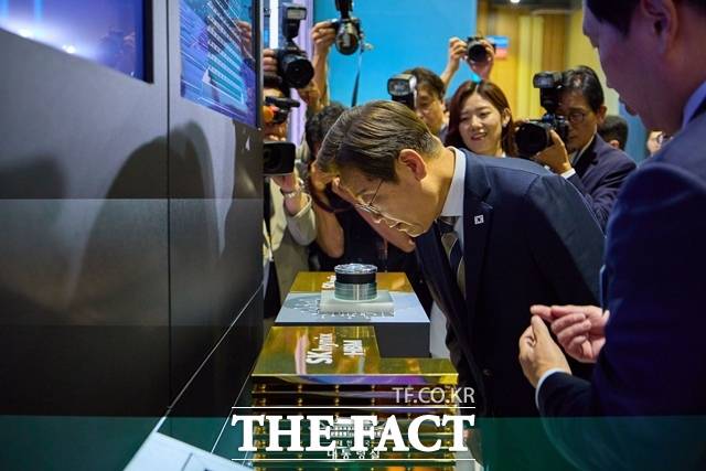 대통령실이 RE100(재생에너지 100%) 산단 조성의 후속 정책으로 한국형 차세대 전력망(K-그리드) 구축을 추진한다. 이재명 대통령이 6월 20일 울산 울주군 울산전시컨벤션센터에서 열린 인공지능(AI) 글로벌 협력 기업 간담회 뒤 AI 제품 및 서비스 시연을 참관하고 있다. /대통령실