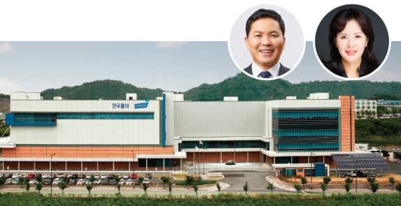 콜마비앤에이치 경영 참여를 둘러싸고 분쟁을 벌이고 있는 윤동한 한국콜마 회장의 장남&nbsp;윤상현 부회장과 딸 윤여원 콜마비앤에이치 대표(왼쪽부터).&nbsp;