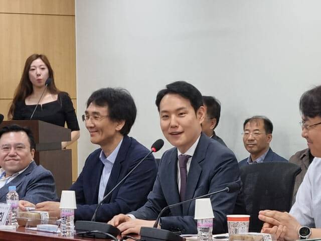 김한규 더불어민주당 의원 (오른쪽 두번째, 사진=조이환 기자)