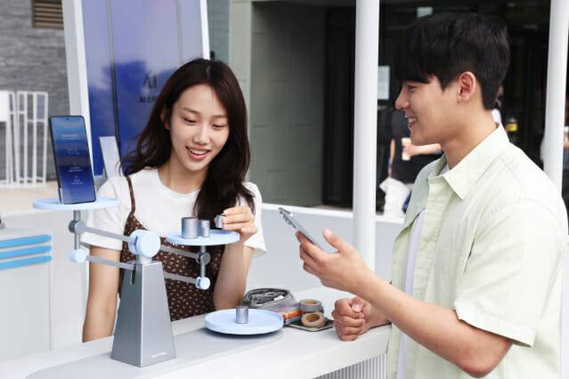 서울 성북구 고려대학교 서울캠퍼스에 오픈한 '갤럭시 캠퍼스 스튜디오'에서 방문객들이 ‘갤럭시 S25 엣지’의 무게를 측정하는 모습 (사진=삼성전자)
