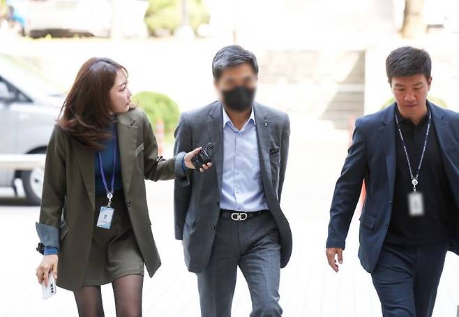 지난 4월28일 서울 서초 서울중앙지방법원에서 기업은행 현직 직원이 구속 전 피의자 심문(영장실질심사)을 위해 출석하고 있다. 연합뉴스