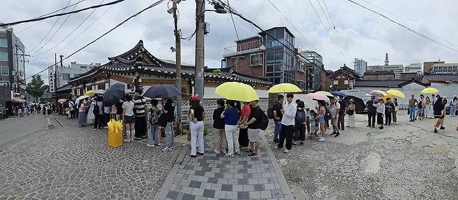 초복인 지난 20일 서울 종로구 한 삼계탕 가게를 찾은 사람들이 입장을 기다리고 있다. /남강호 기자
