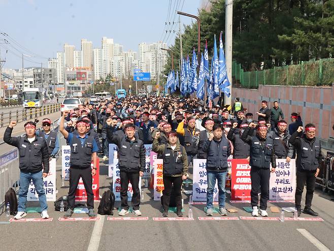A rally held in April outside Gate H1 at Samsung Electronics’ Hwaseong Campus shows the Gyeonggi branch of the Korean Metal Workers’ Union calling for victory in ENS wage talks and broader social reform./The Korean Metal Workers’ Union