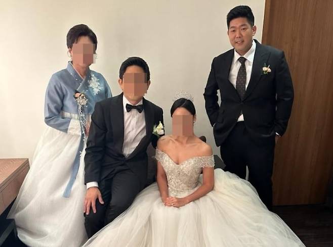 미 이민당국에 구금된 김태흥씨(맨 오른쪽)가 동생의 결혼식에 참석해 찍은 사진. /연합뉴스