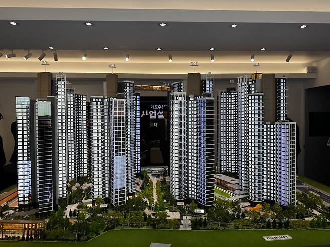 대우건설이 개포우성7차 재건축 조합에 제안한 써밋 프라니티 단지 모형. /사진=박지윤 기자