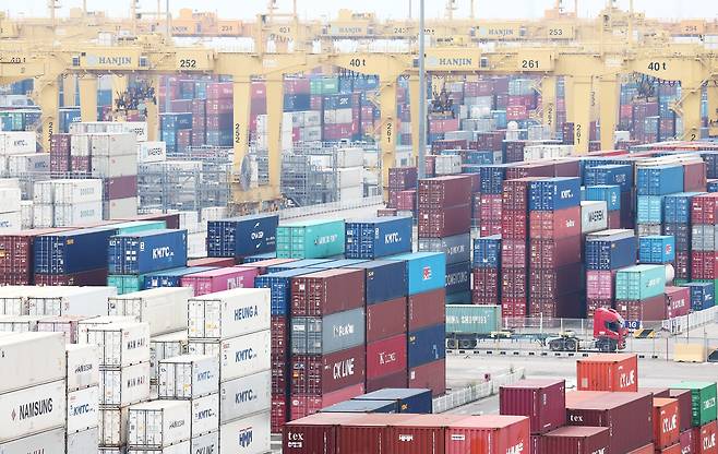 31일 인천신항 컨테이너 터미널에 수출입 컨테이너가 쌓여있는 모습. 이날 한미 무역 협상이 이뤄지면서 한국은 3500억원규모의 대미 투자 펀드를 운영하기로 했다./뉴스1
