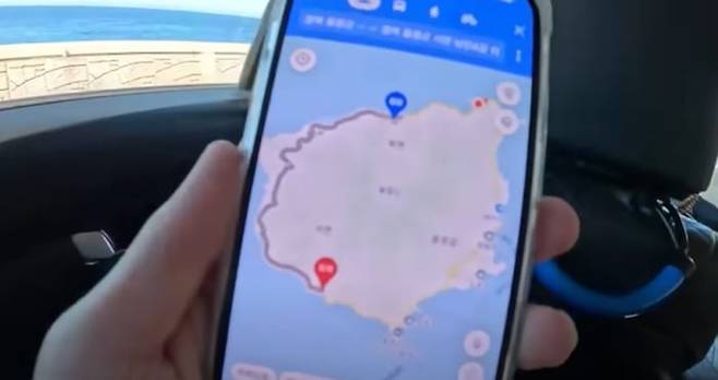 한 유튜버가 울릉도서 휴대전화 지도 애플리케이션을 통해 도착지와 반대 방향으로 향하고 있는 모습을 확인하고 있다./ 유튜브 캡처