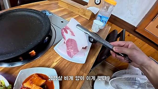 유튜버 ‘꾸준’이 울릉도에서 절반이 비계인 1인분(120g) 1만5000원짜리 삼겹살을 먹은 영상을 공개해 바가지 논란이 일고 있다./유튜브 캡처
