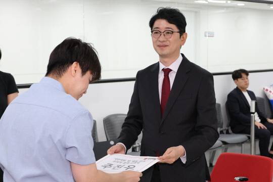 국민의힘 8·22 전당대회 당 대표 선거에 출마한 주진우 의원이 30일 서울 여의도 중앙당사에서 공식 후보 등록을 하고 있다. 연합뉴스