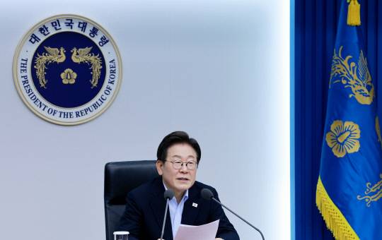 이재명 대통령이 31일 서울 용산 대통령실 청사에서 열린 6차  수석·보좌관 회의를 주재하고 있다. 연합뉴스