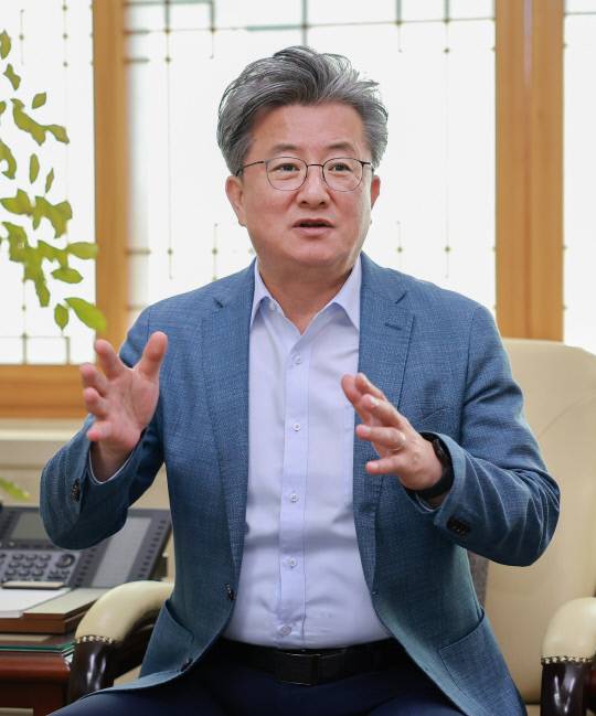 정용래 대전 유성구청장은 최근 대전일보와의 인터뷰를 통해 "'약속은 시작보다 끝이 중요하다'는 마음으로 공약 이행의 완성도와 주민 체감도를 높이는 데 최선을 다하겠다"고 강조했다. 유성구청 제공