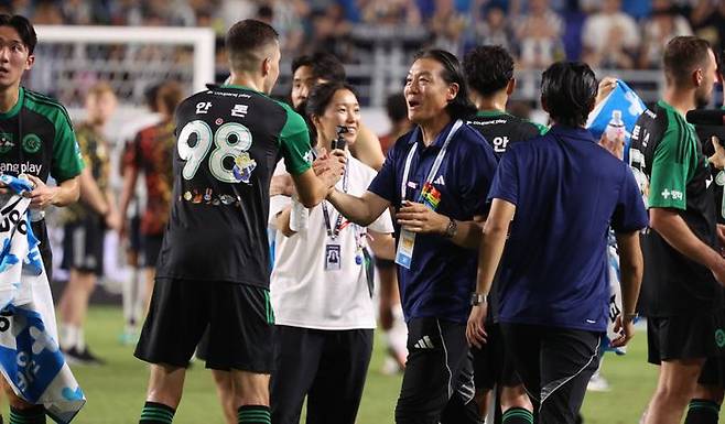 선수들 격려에 나선 김판곤 감독. ⓒ 데일리안 방규현 기자