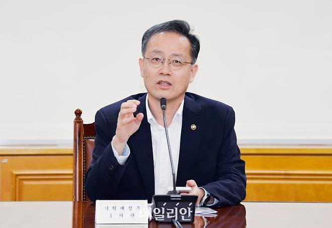 이형일 기획재정부 차관이 31일 오전 서울 중구 은행회관에서 열린 거시경제금융회의를 주재, 모두발언을 하고 있다.ⓒ기획재정부