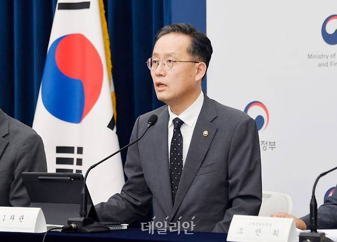 이형일 기획재정부 차관이 지난 29일 정부세종청사에서 열린 2025년 세제개편안 상세 브리핑에서 주요내용을 발표하고 있다.ⓒ기획재정부