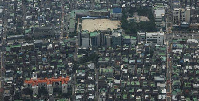 서울 송파구의 롯데월드타워 스카이라운지에서 바라 본 다가구·다세대·연립주택 전경. ⓒ뉴시스