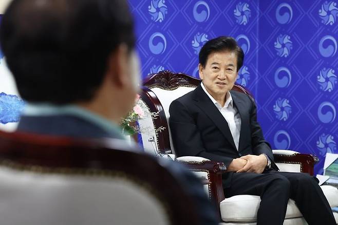 정동영 통일부 장관이 31일 정부서울청사에서 열린 개성공단기업협회 회장단과의 면담에서 발언하고 있다. ⓒ연합뉴스