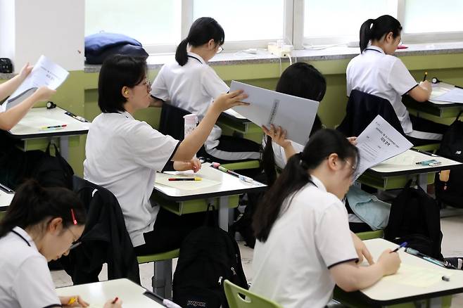 2025학년도 7월 고3 전국연합학력평가가 치러진 10일 오전 대구 수성구 대구여자고등학교에서 고3 학생들이 1교시 국어 영역 시험을 앞두고 문제지를 넘기고 있다.  2025.7.10 대구=뉴스1