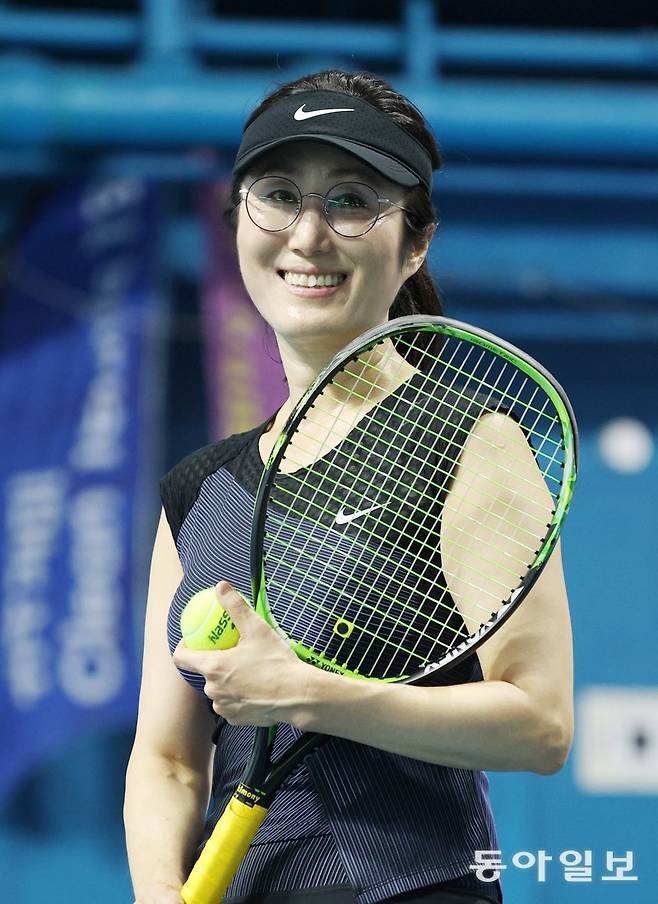 박진경 한국외국어대 국제지역대학원 교수가 서울 구로구 고척동 귀뚜라미크린테니스코트에서 라켓과 공을 들고 활짝 웃고 있다. 한동안 라켓을 잡지 않았던 그는 미국 유학 시절이던 2005년 부친의 사망 등으로 힘들 때 다시 테니스를 치며 희망을 찾았고, 이후 평생 건강 지킴이로 삼고 있다. 신원건 기자 laputa@donga.com