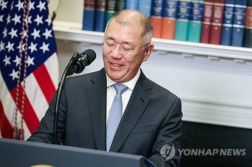 정의선 현대차그룹 회장이 지난 3월 24일(현지시간) 백악관 루즈벨트룸에서 도널드 트럼프 대통령이 주재한 발표 행사에서 미국에 210억달러 규모의 투자를 집행할 것을 발표하고 있다. EPA=연합뉴스