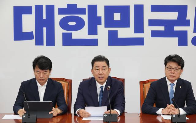 김병기(가운데) 더불어민주당 당대표 직무대행 겸 원내대표가 31일 서울 여의도 국회에서 열린 정책조정회의에서 발언하고 있다. [연합뉴스]