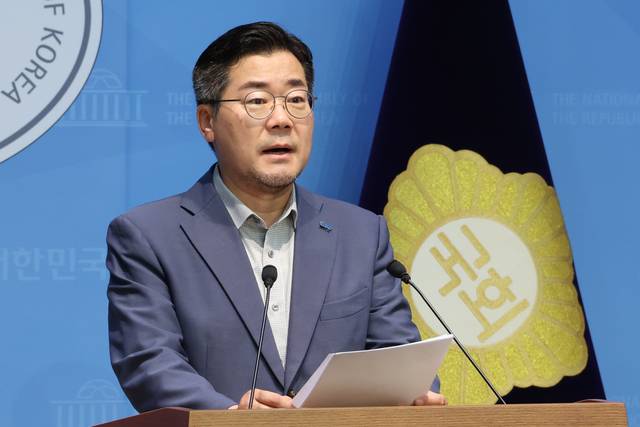 더불어민주당 대표 선거에 출마한 박찬대 의원이 지난 30일  국회 소통관에서 공약 발표 후 지지를 호소하고 있다. [연합뉴스]