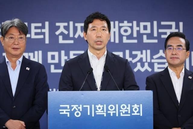 국정기획위원회(국정위)가 31일 위반 건축물에 대한 합리적 관리 방안을 신속추진과제로 선정해 대통령실에 제안했다고 밝혔다. (왼쪽부터) 이춘석 경제2분과장, 이정헌 기획위원, 박홍근 국정기획분과장이 이날 오전 서울 종로구 정부서울청사 창성동 별관에서 관련 브리핑을 하는 모습. [국정위 제공]