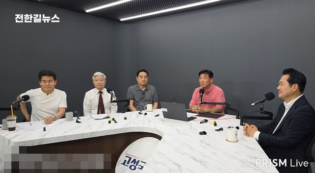 국민의힘 8·22 전당대회 당대표 선거에 출마한 장동혁(오른쪽) 의원이 31일 강성 친윤(親윤석열) 유튜버 전한길(왼쪽부터)·성창경·강용석·고성국씨 4명이 주관한 ‘자유우파 유튜브 토론회 공동 생방송-국민의힘 당 대표 후보에게 듣는다’에 출연해 질문에 답변하고 있다.<유튜브 ‘전한길뉴스’ 영상 갈무리>