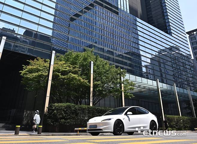 지난 28일 서울 서초구 삼성전자 서초사옥에 테슬라 전기차가 지나가고 있다.  이동근기자 foto@etnews.com