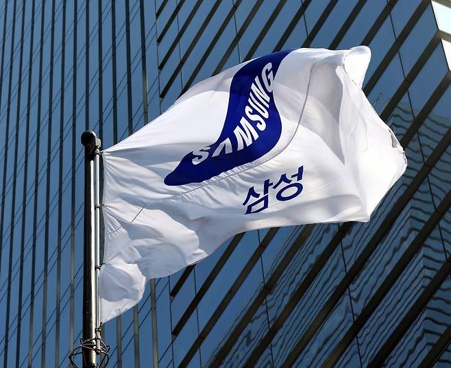 지난 8일 서울 서울 서초구 삼성전자 서초사옥의 깃발이 바람에 날리고 있다. 뉴시스