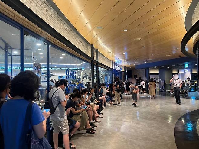 낮 최고 기온이 35도까지 오른 31일 오후 서울 용산 아이파크몰 '테이스.트 파크' 5층 식당가에 고객들이 입장을 기다리고 있다. 사진=김현지 기자