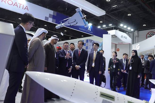 구본상 LIG회장(왼쪽 세번째)이 지난 2월 17일 UAE 아부다비 IDEX 2025 현장에서 모하메드 빈 자이드 알 나하얀 UAE 대통령에게 장거리지대공유도무기 'L-SAM'에 대해 소개하며, 'L-SAM'을 포함한 통합방공망에 대한 의견을 나누고 있다. LIG 제공