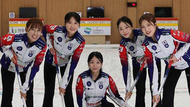 2026 밀라노·코르티나담페초겨울올림픽 컬링 여자부 대표팀으로 선발된 경기도청팀이 지난 8일 경기 의정부 컬링 경기장에서 한겨레와 인터뷰 전에 포즈를 취하고 있다. 정용일 선임기자 yongil@hani.co.kr